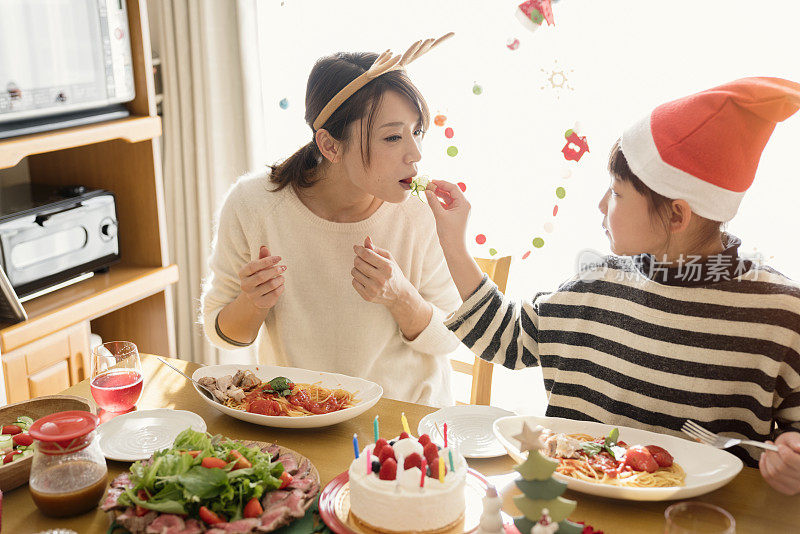 妈妈和女儿喜欢吃圣诞食品