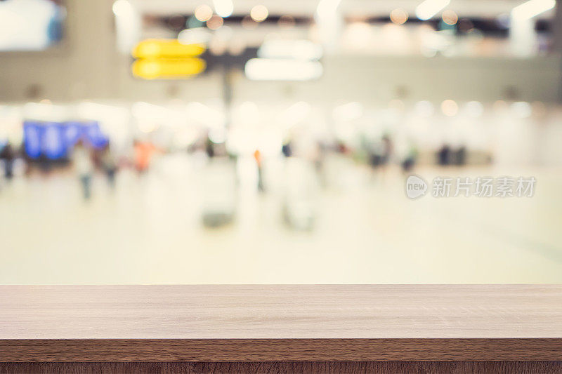 空木桌和模糊的候机厅机场