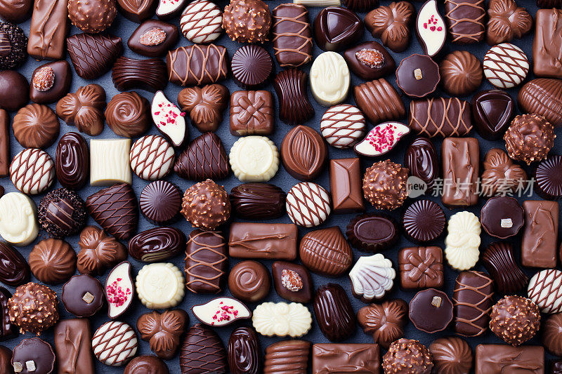 各式各样的精致巧克力糖果。俯视图