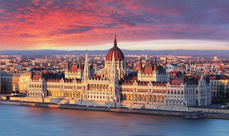 布达佩斯议会在戏剧性的日出