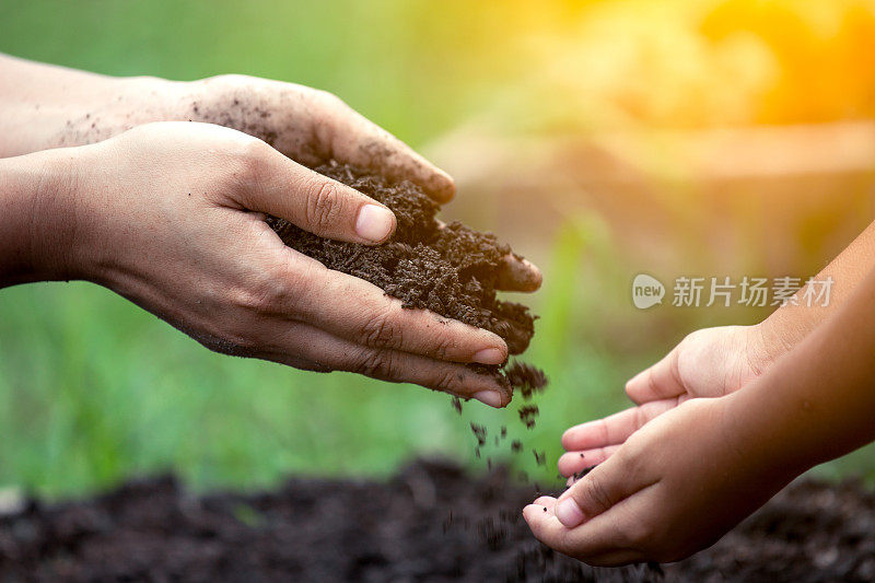 母亲的手给了孩子泥土，让他们一起播种