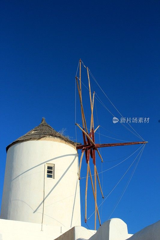 希腊圣托里尼岛的风车