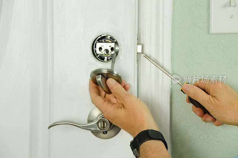 修理安装门闩锁的房子特写