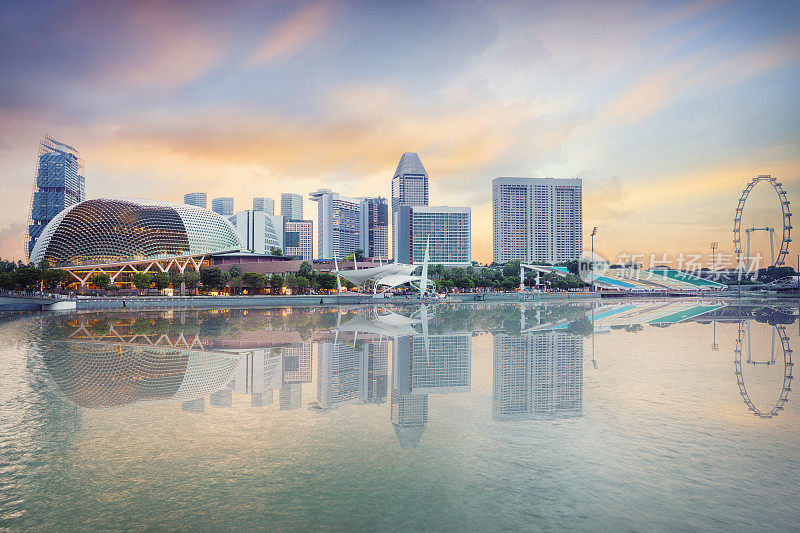 黄昏时新加坡市中心的天际线