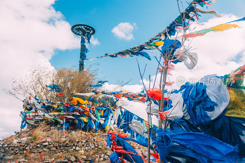 白色和蓝色的敖包和敖包景观在蒙古，蒙古图腾，在草原蓝天，水平