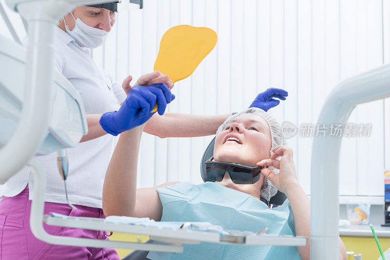 在牙科诊所看牙齿的女人