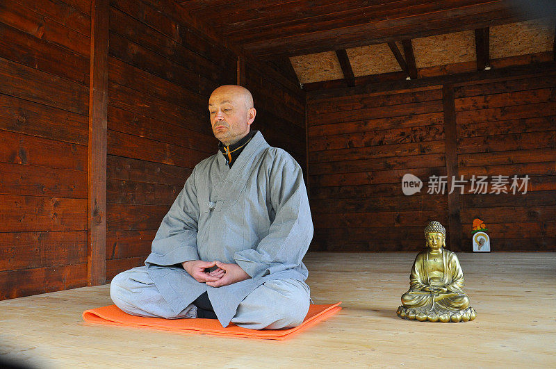 佛教冥想。一个老人在木屋里冥想。