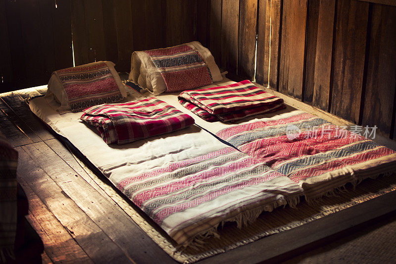老木屋卧室里的泰卢土产床垫