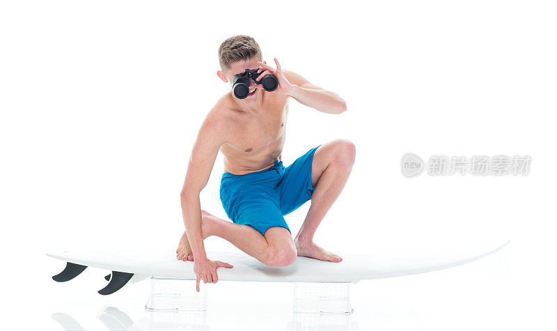 英俊的年轻人冲浪用双筒望远镜