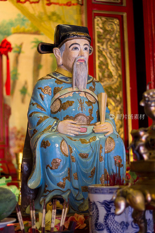 中国寺庙里的孔子雕像