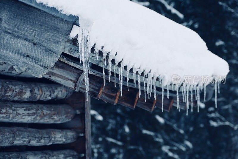 冰雪覆盖的冬季景观和屋顶上的冰柱