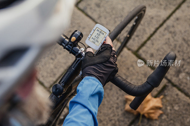 一个人在看自行车把手上的技术