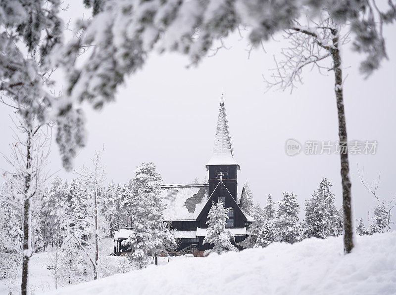 挪威奥斯陆12月大雪后的霍尔门科伦教堂