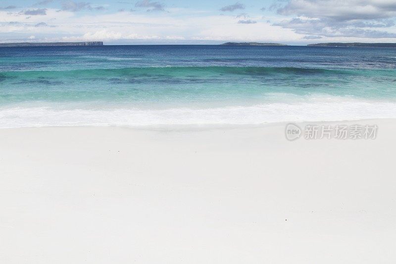 海浪上的沙子，海滩的背景