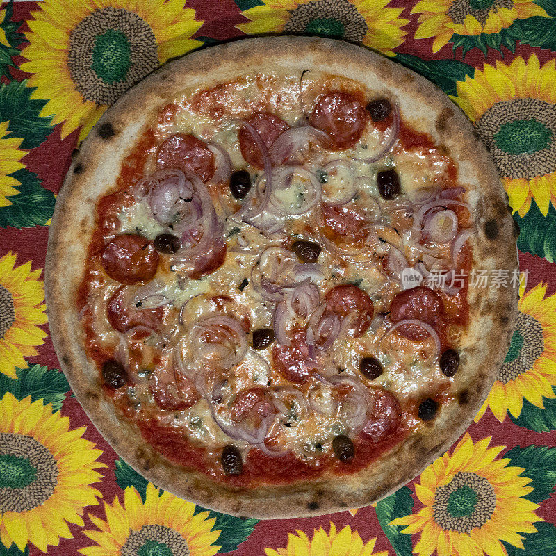 披萨配辣意大利腊肠，洋葱，橄榄