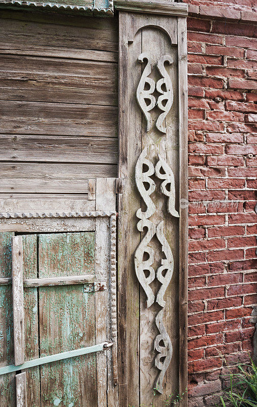 俄罗斯老木屋立面上雕刻的装饰元素
