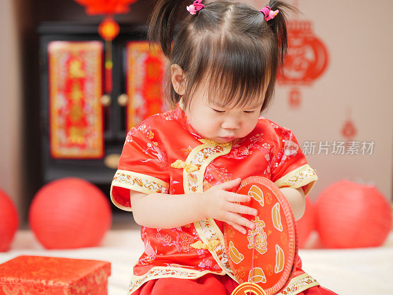 中国女婴传统装扮庆祝中国新年