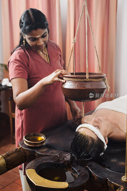 印度阿育吠陀shirodhara治疗