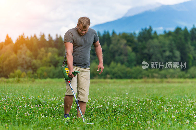 带着金属探测器的人