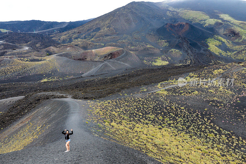 年轻女子探索火山景色