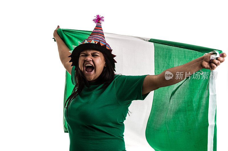 尼日利亚球迷举着国旗