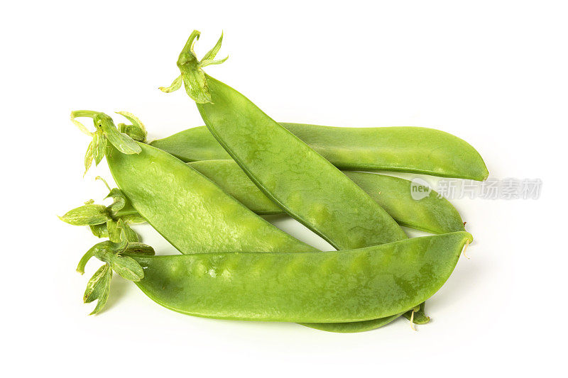 绿色雪豌豆，有机蔬菜堆放在一起，孤立在白色