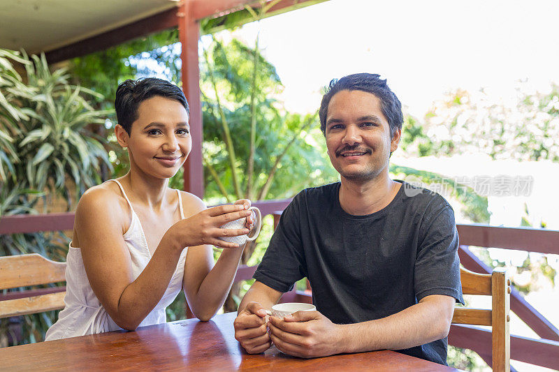 年轻迷人的澳大利亚土著夫妇在家喝茶