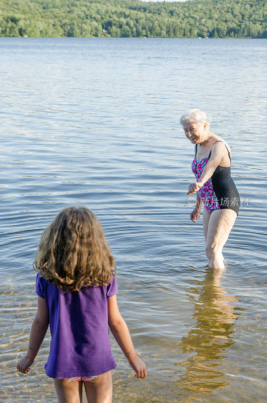 一位年长的女士邀请她的孙女和她一起在湖边度过暑假