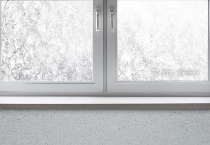 窗户的一部分冻上了雪，窗台上结了冰