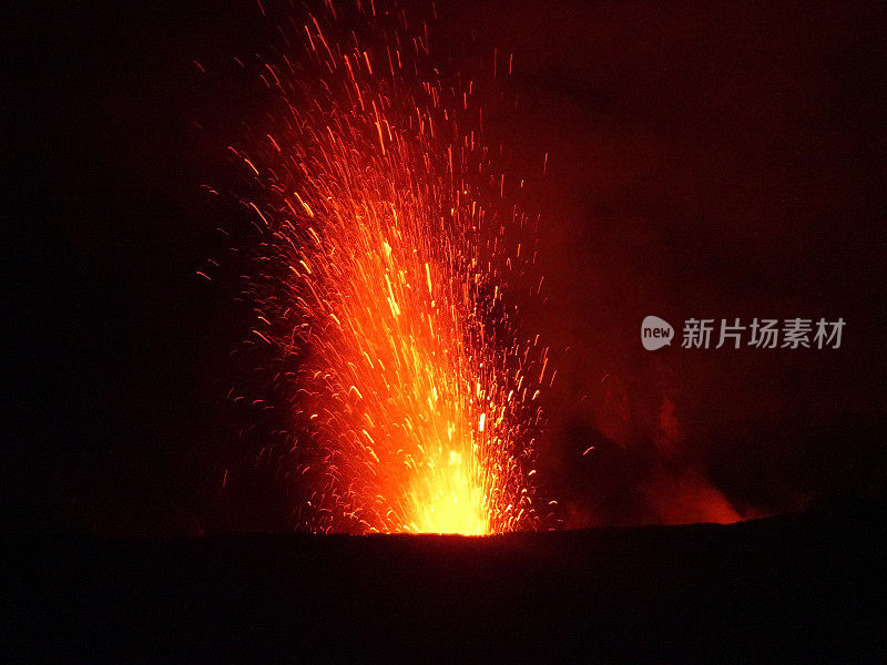 瓦努阿图塔纳岛的亚苏尔火山喷发