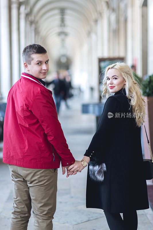 在街上牵着手的夫妇