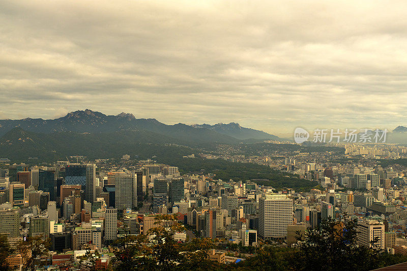 日出时的首尔市景