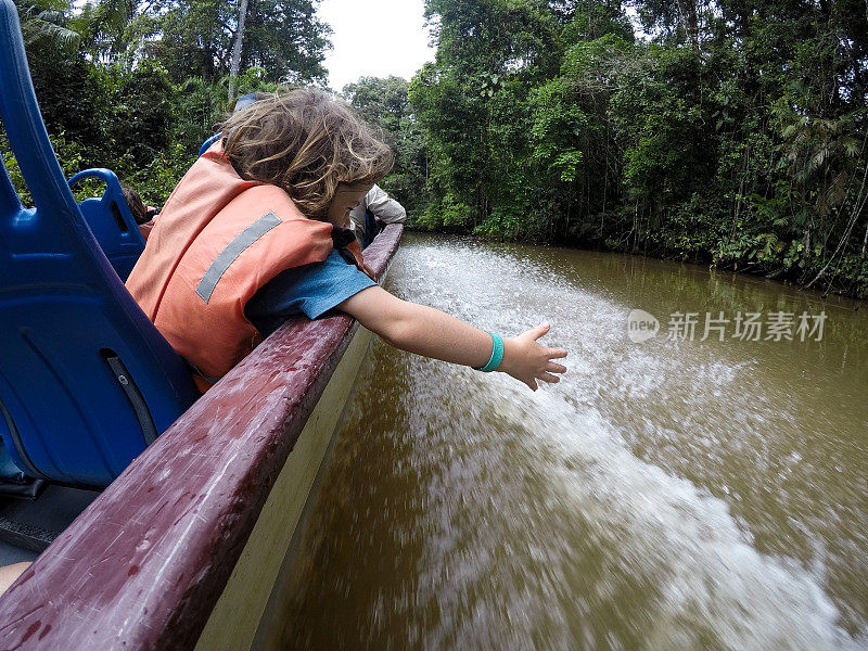 一家人坐船穿越亚马逊丛林