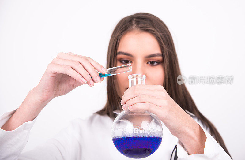 女科学家将液体从试管倒入圆形底烧瓶