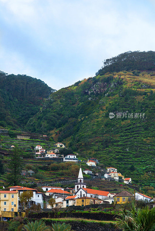 波尔图莫尼兹——葡萄牙马德拉北部悬崖上五颜六色的建筑