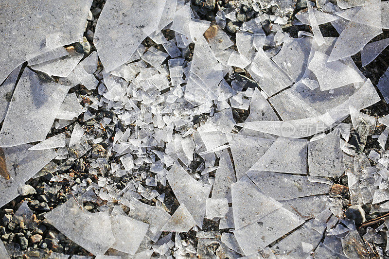加拿大不列颠哥伦比亚省乡村的砾石小径上的薄冰碎片