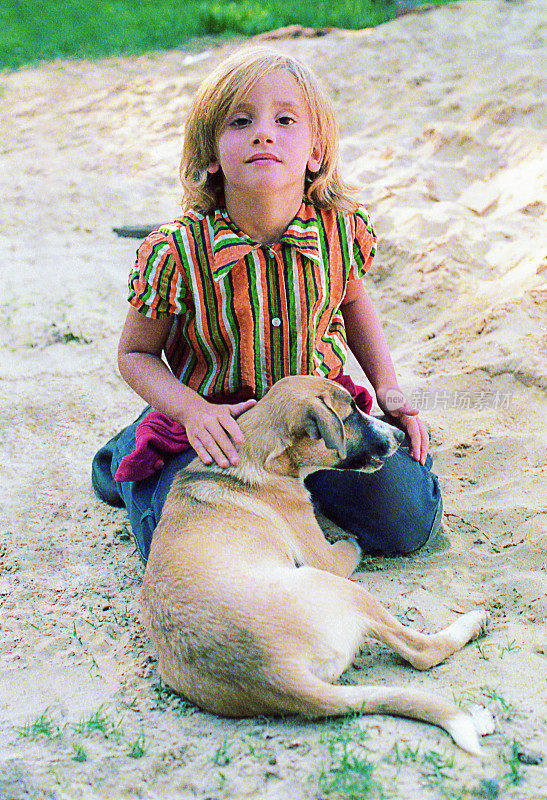 70年代的女孩和她的狗