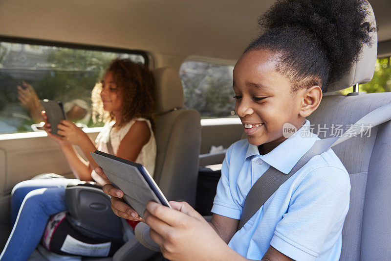 儿童在汽车旅行中使用数字设备