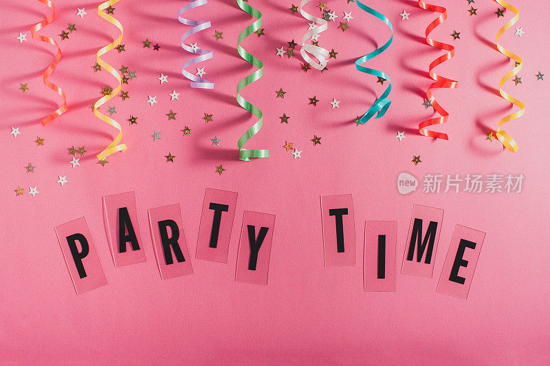 五彩缤纷的派对飘带，金色的小星星和文字在粉红色的背景上聚会时间。女孩生日的概念。平的。