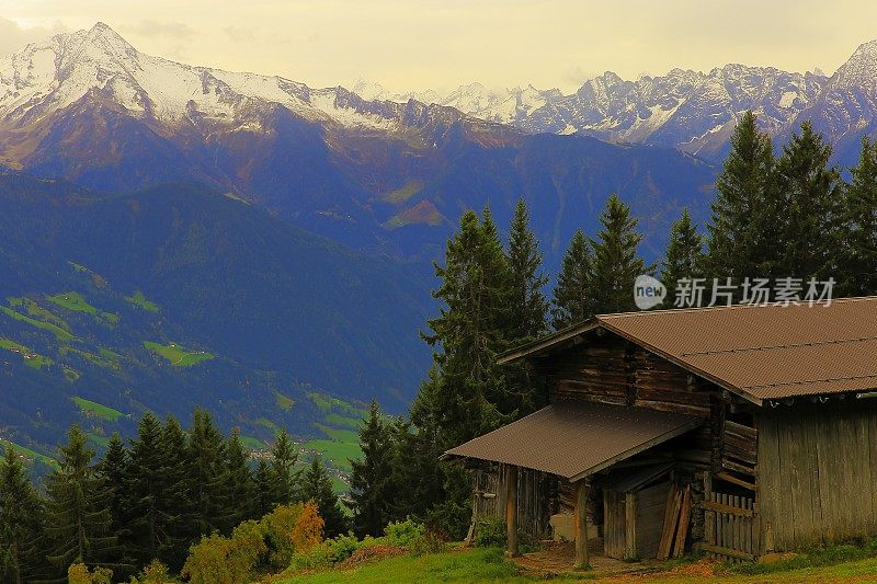 古老的木制谷仓-景观齐勒塔尔山谷，蒂罗尔雪山，奥地利