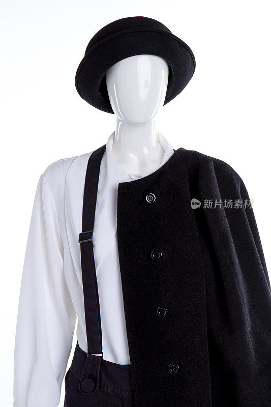 白色衬衫，黑色帽子和外套。
