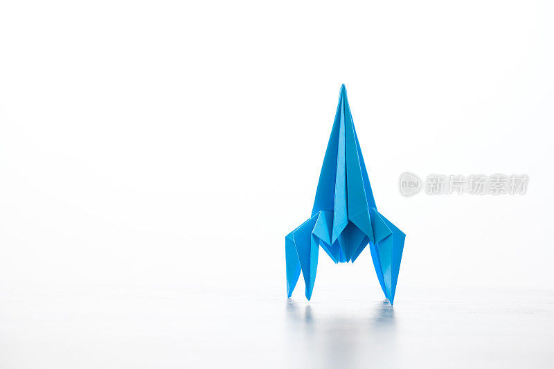自制的折纸火箭。
