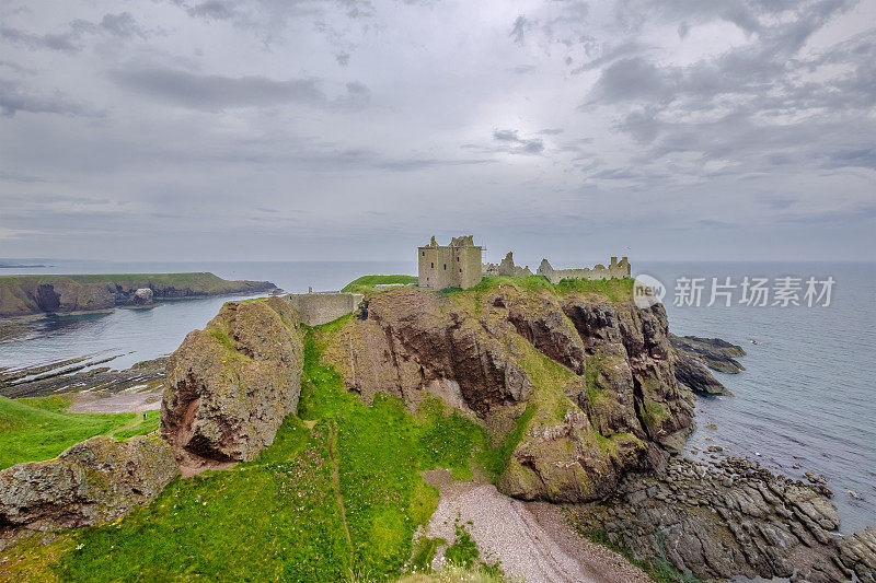 邓诺塔城堡，一座废弃的城堡，坐落在苏格兰北海边缘的一块巨石上