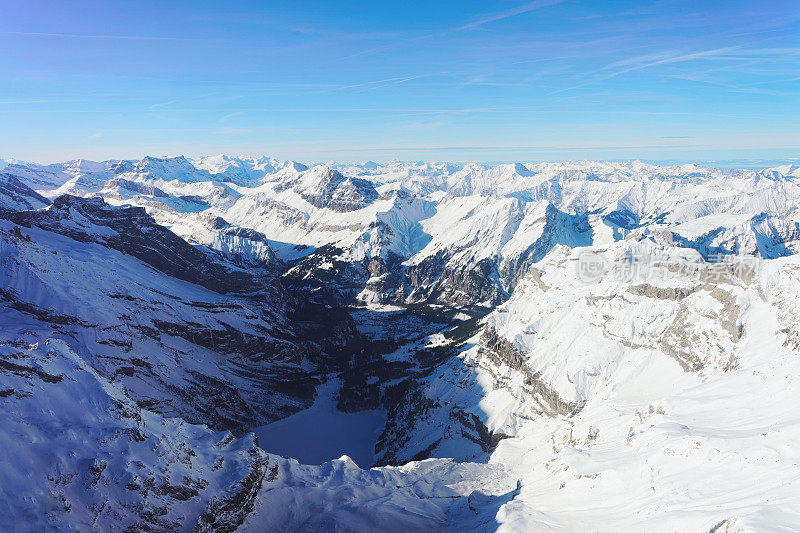冬季瑞士阿尔卑斯山的阿莱奇冰川的山峰