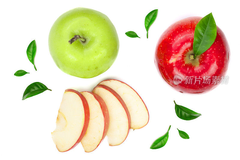 红色和绿色的苹果片和叶子孤立的白色背景俯视图。设置或集合。平躺模式