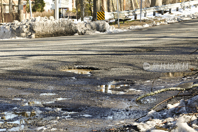 道路上充满水的坑洼