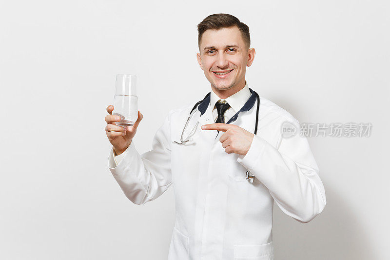 微笑有经验的英俊的年轻医生男子孤立在白色的背景。男医生穿着医疗制服，听诊器拿着一杯清水。医护人员、健康、医学理念。