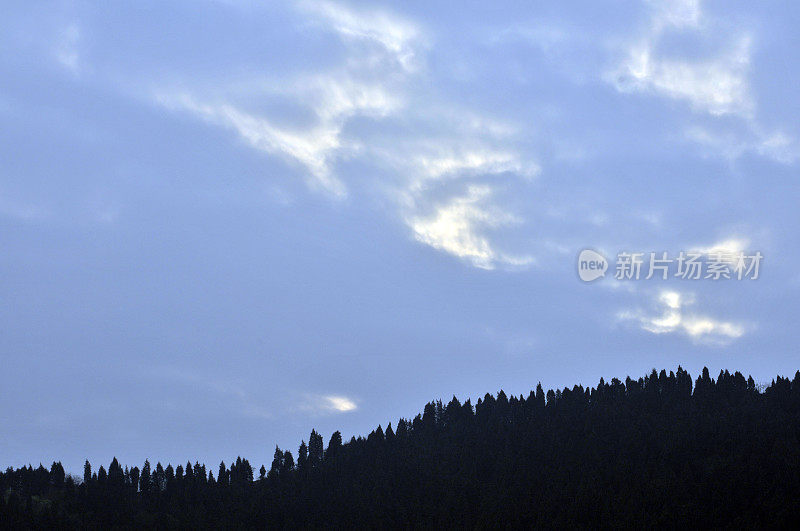 夕阳中的龙泉山