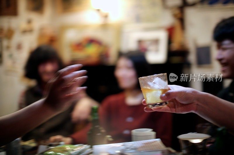 在酒吧递威士忌酒杯