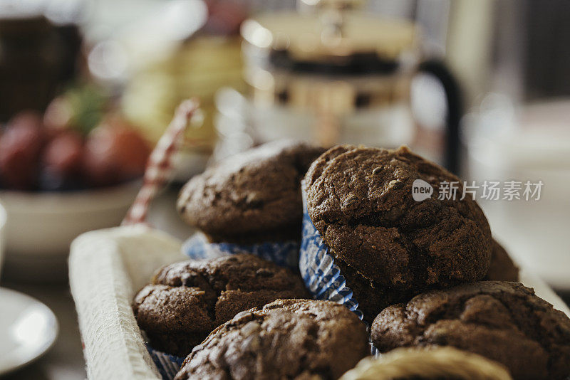 美味早餐:麦片，华夫饼，牛角面包和新鲜水果